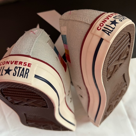 Womens size 11 Converse - Picture 3 of 6